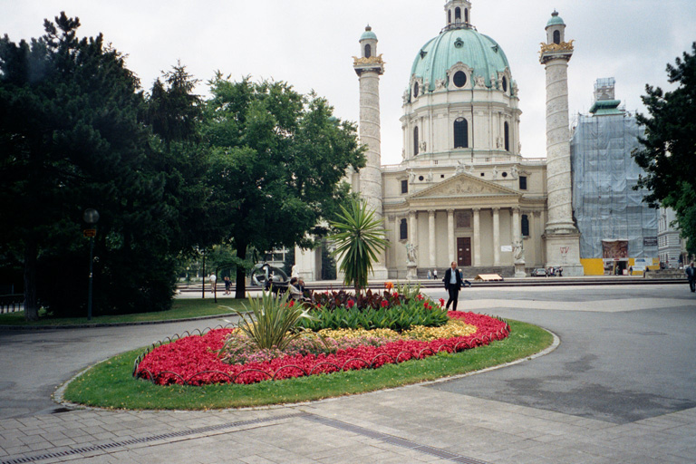 010_7A_Karlskirche_completed_1737