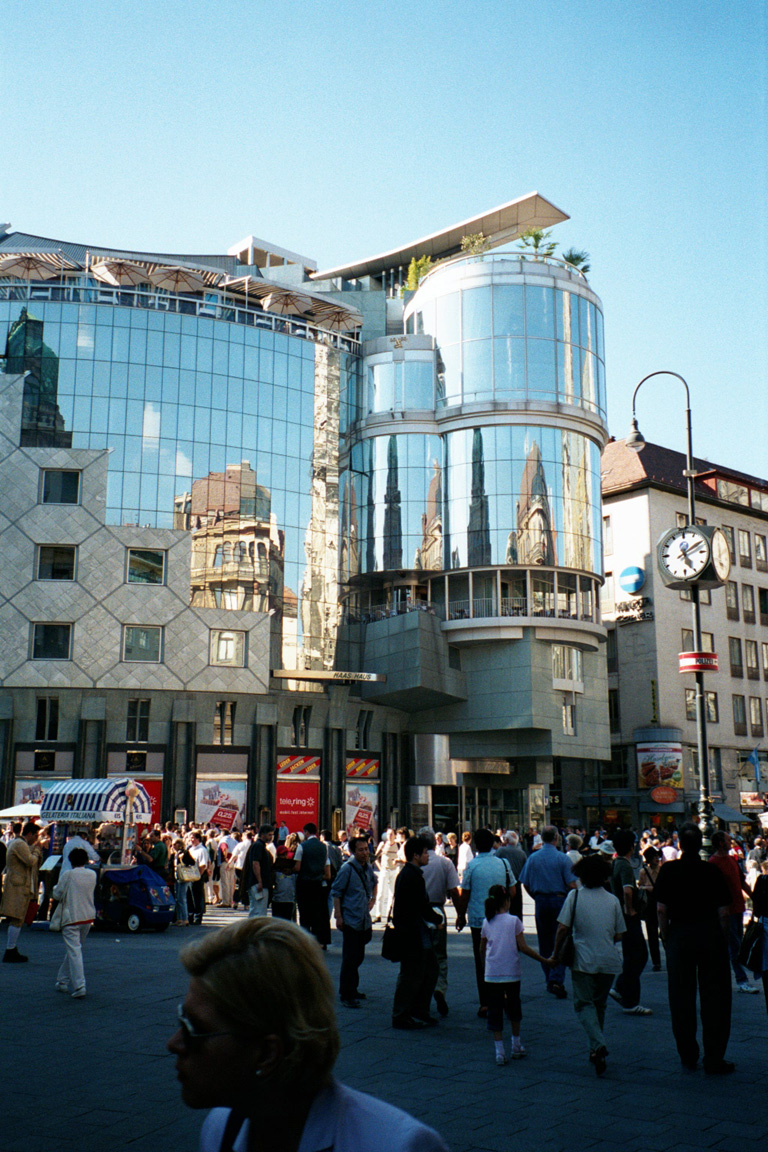 011_9A_Haas-Haus_1990
